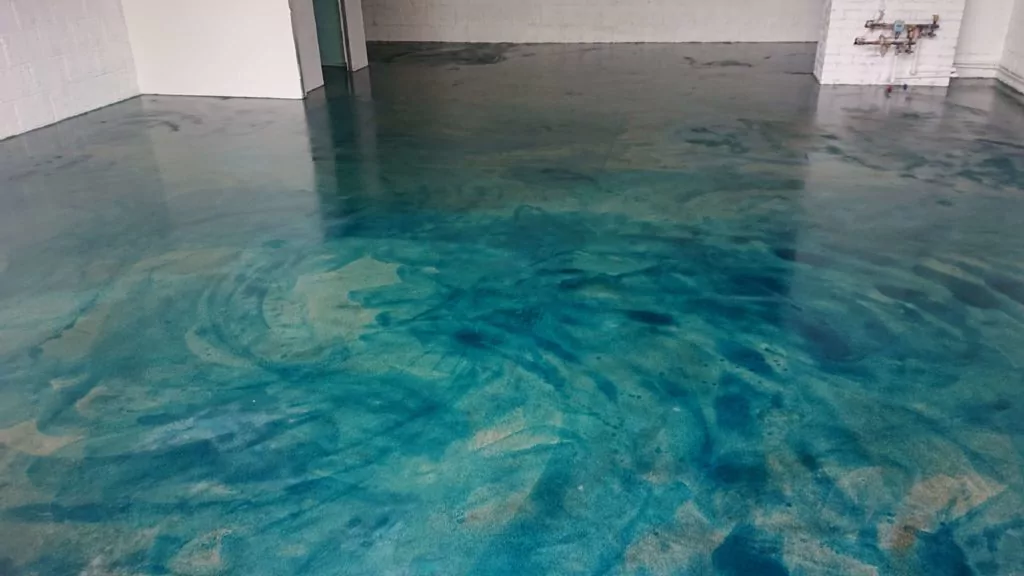 пол в магазине трава