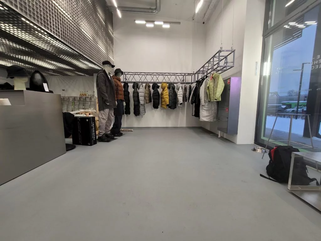 устройство пола в магазине одежды "KRAKATAU"(2)