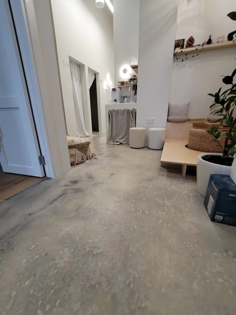 устройство эпоксидного наливного покрытия в центре йоги "Ресурс"